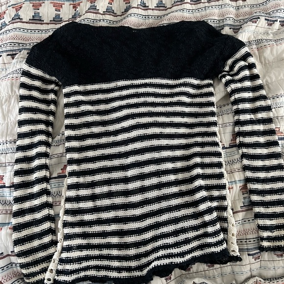 Roxy Black and white Knit Sweater with hoodie. Size XS. Crochet trim. - Picture 2 of 5